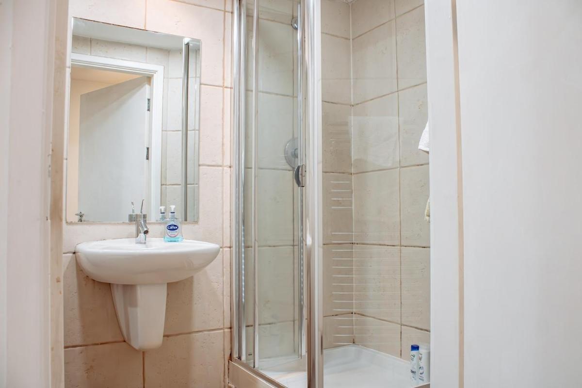 Modern 1-Bedroom Flat In Centre Leeds  Exterior foto