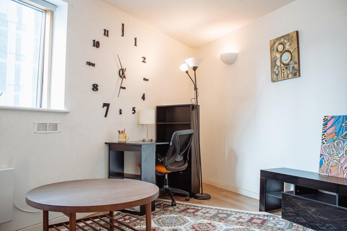 Modern 1-Bedroom Flat In Centre Leeds  Exterior foto
